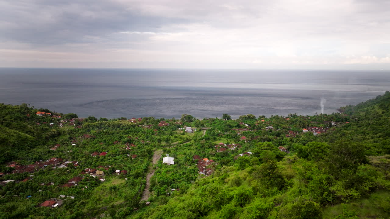 pueblo de montaña costera con vegetación en amed, bali, indonesia