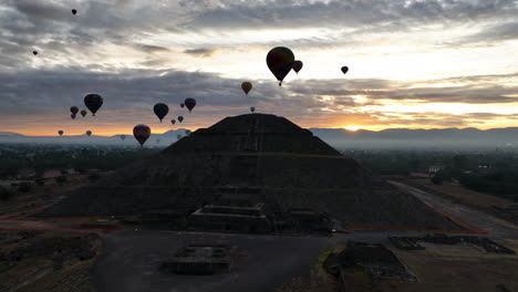 drone filmado alrededor de la pirámide del sol, mañana dramática en teotihuacan, méxico