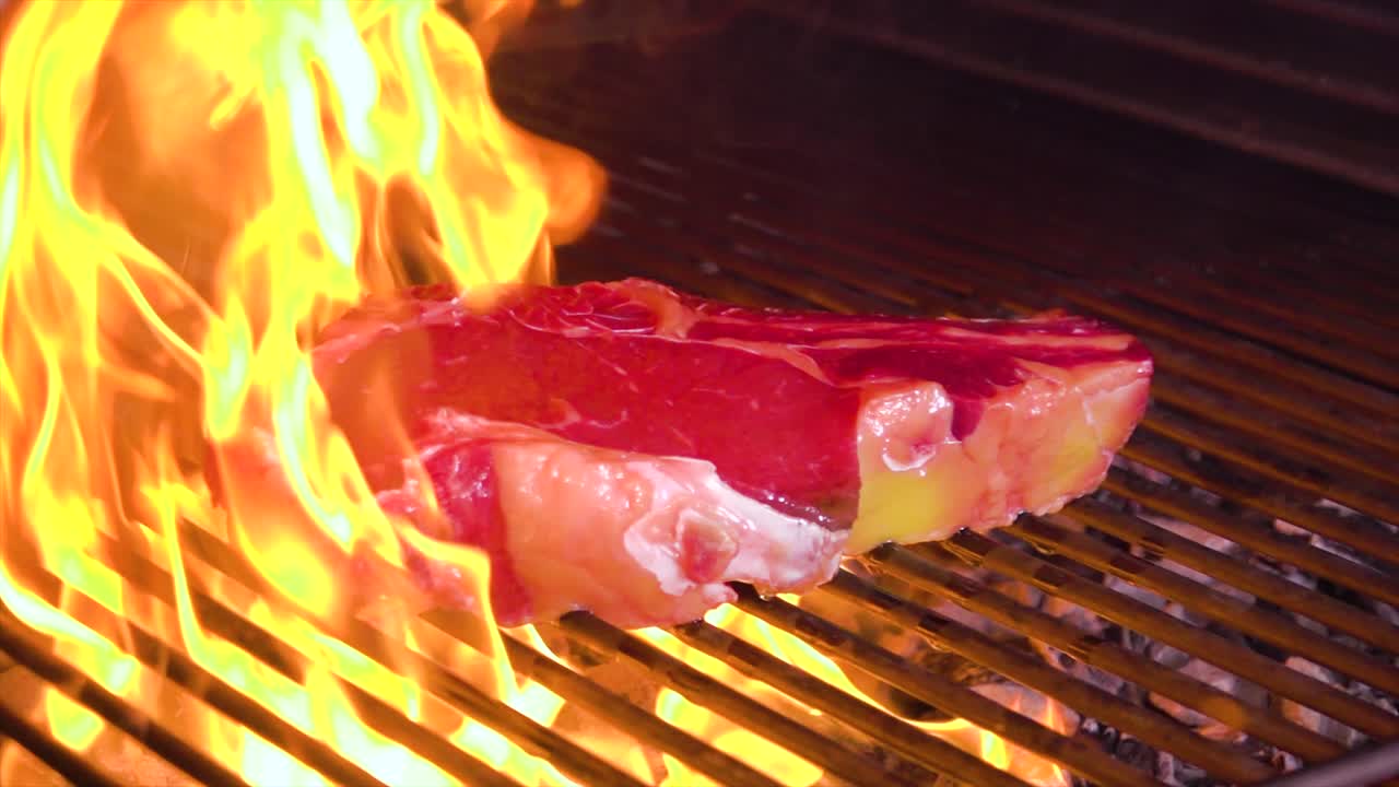 뜨거운 그릴에 고기 스테이크