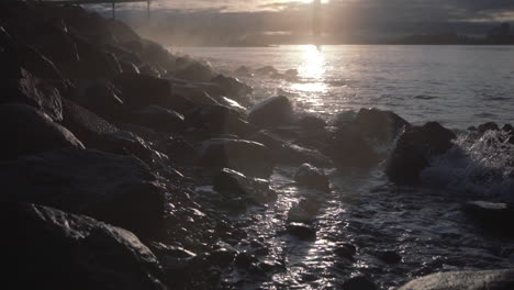 Las-Olas-Del-Océano-Matutino-Salpican-Rocas-En-La-Playa-De-Ambleside-En-Vancouver