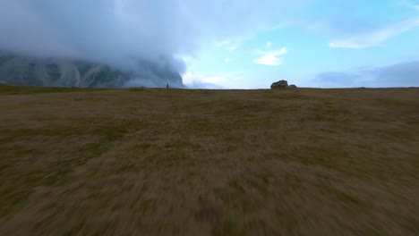 seguimiento de vuelo fpv aéreo extremo ciclista de montaña conduciendo cuesta abajo hacia el valle de las montañas dolomitas