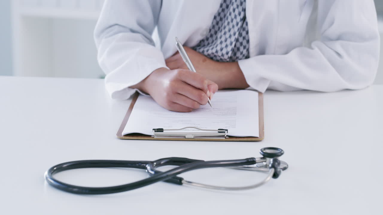 Médico preenchendo formulários de seguro de saúde
