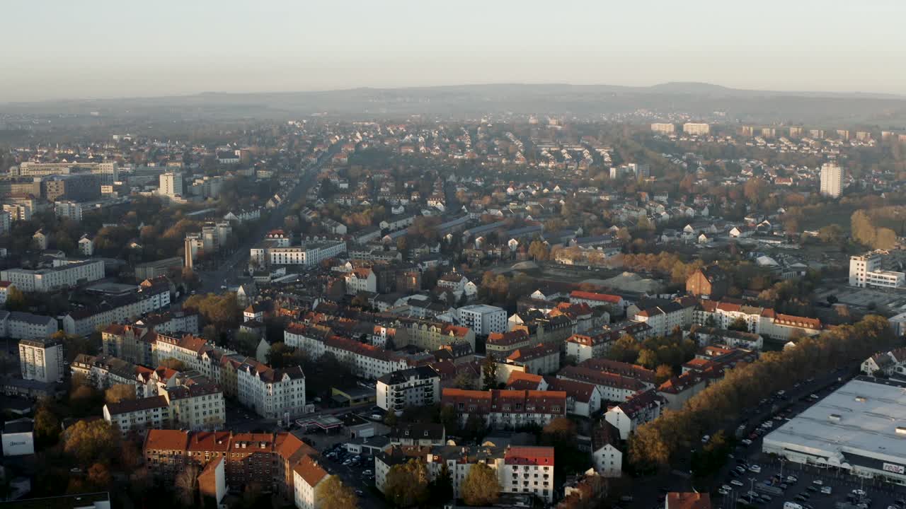 toma de drones del paisaje urbano de kassel en una hermosa luz solar suave y cubierta de niebla