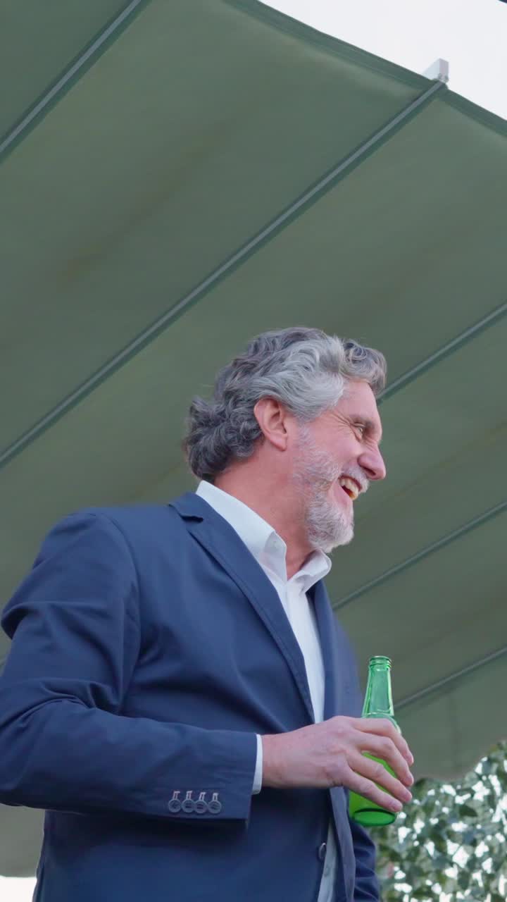 Amici felici socializzano e bevono a una festa all'aperto