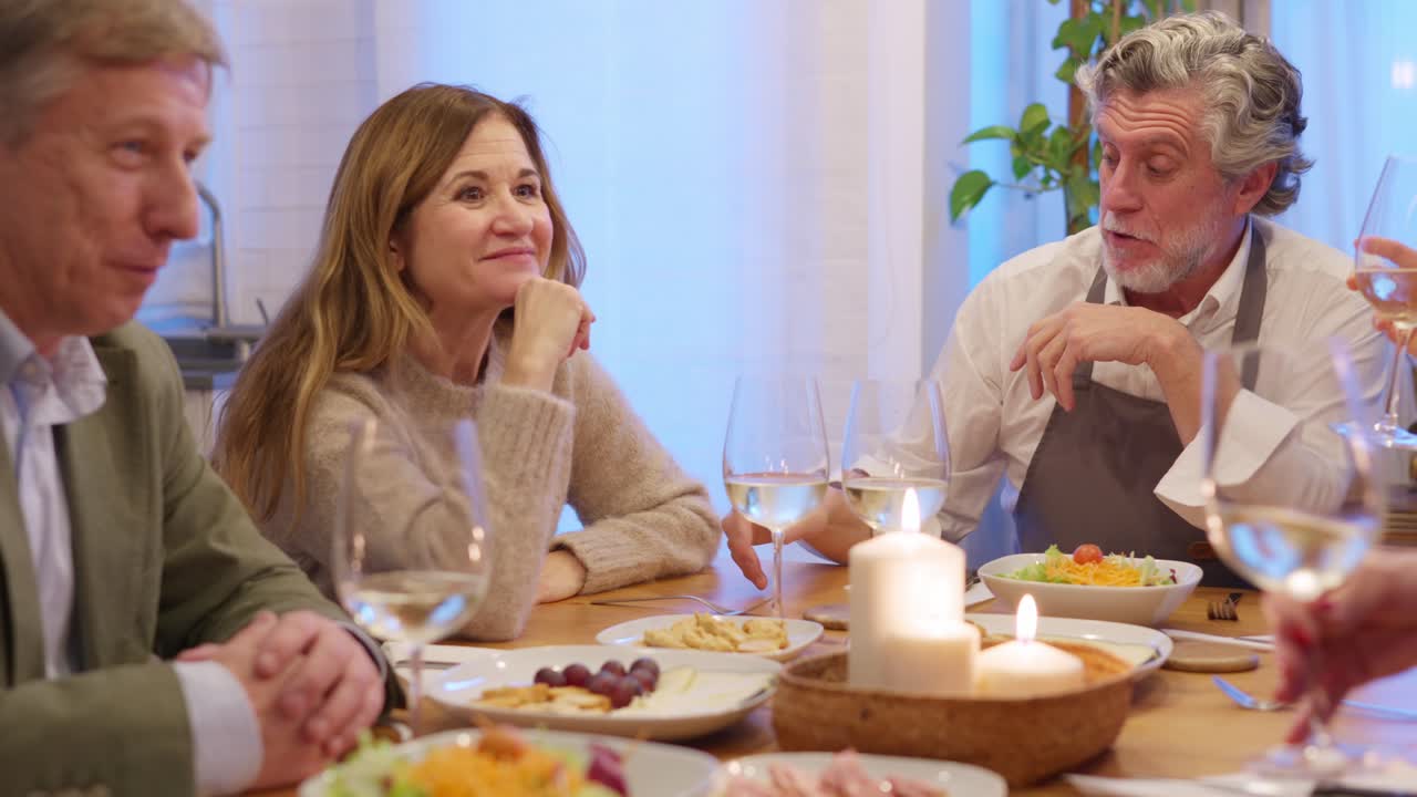Un gruppo di amici felici si gode una cena e una conversazione a casa
