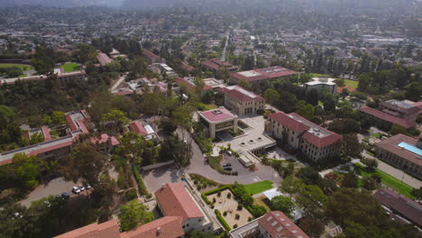 sobrevuelo del hermoso campus de la universidad occidental y hacia el vecindario de eagle rock más allá