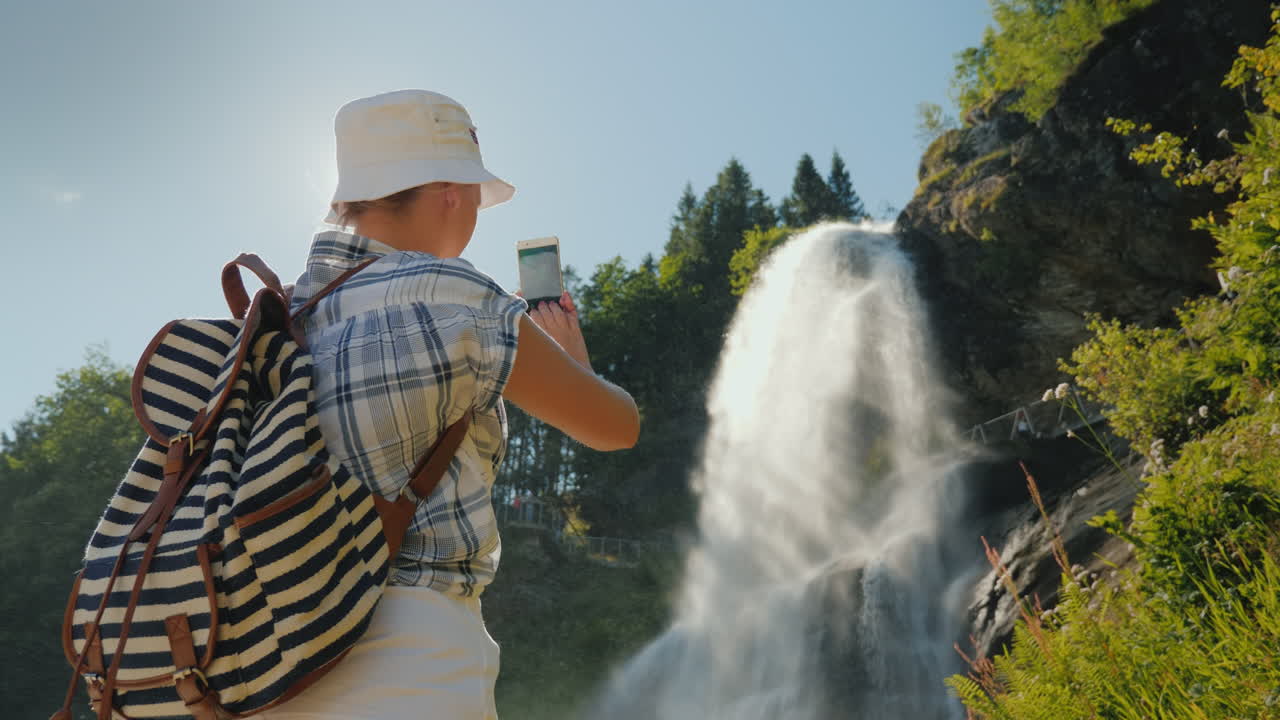 viajero toma fotos del majestuoso steinsdalsfossen es una cascada en el oeste de noruega 4k video