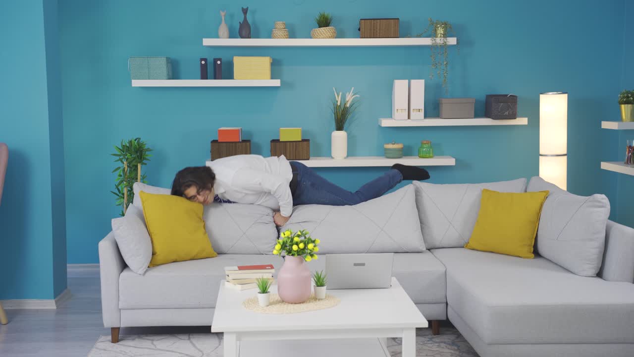 웃긴 춤추는 사업가 집에.