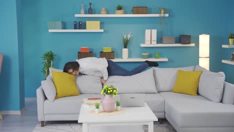 el divertido hombre de negocios bailando en casa.