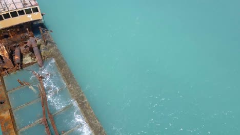 4K-Luftdrohnenaufnahme-Eines-Schiffswracks-Auf-Einem-Tropischen-Inselstaat-St.-Maarten-Aus-Nächster-Nähe