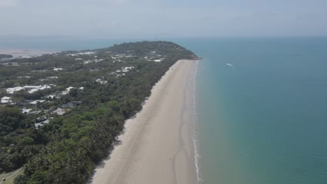 Largo-Tramo-De-Playa-De-Cuatro-Millas-En-Port-Douglas,-Extremo-Norte-De-Queensland,-Australia