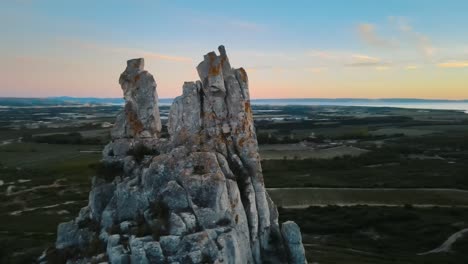 fotografía aérea de una hermosa formación rocosa en el campo francés