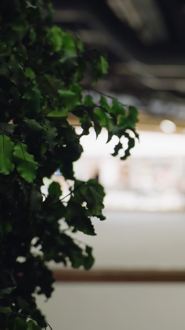 el exuberante follaje verde enmarca un bullicioso interior del centro comercial con una persona esquiando en el fondo borroso. capturando la vibrante atmósfera del centro comercial y el movimiento dinámico del esquiador