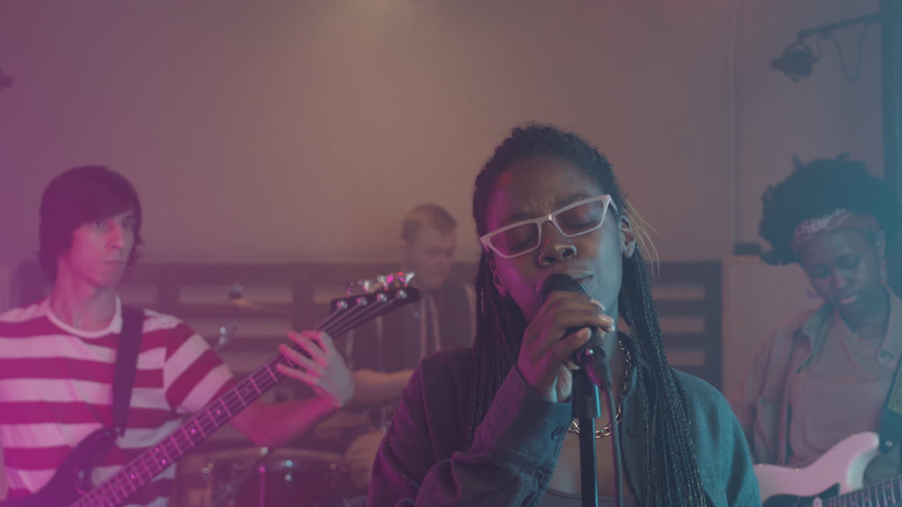 녹음 스튜디오 12에서 리허설하는 다민족 음악 밴드