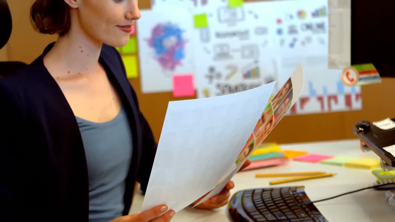 diseñadora gráfica mujer mirando imágenes