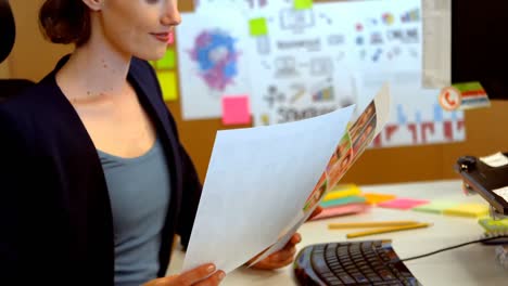 diseñadora gráfica mujer mirando imágenes