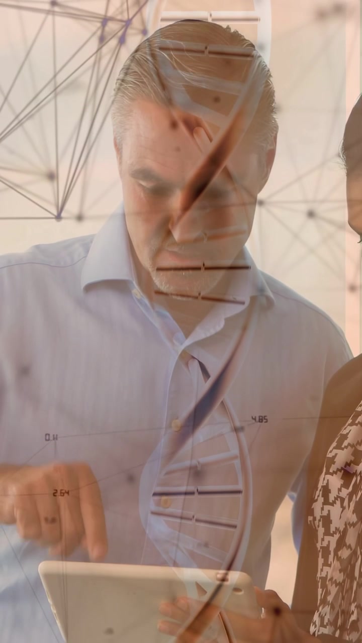 Video verticale: Uomo che tocca un tablet mentre una donna lo segue, che mostra dati biotecnologici con sovrapposizioni di nodi DNA