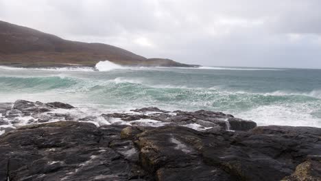 Toma-En-Cámara-Lenta-De-Grandes-Olas-Rompiendo-Sobre-Los-Acantilados-Cerca-De-Castlebay-En-La-Isla-De-Barra