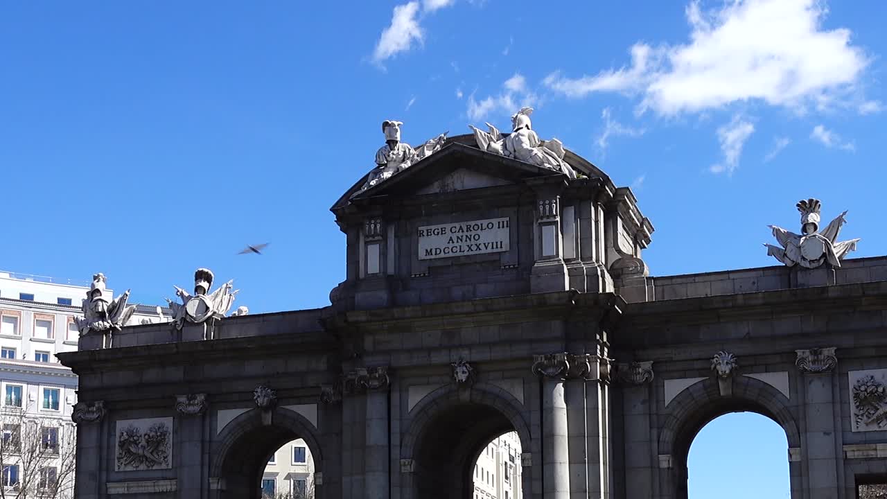 La Puerta de Alcalá. La Porta di Alcalá è un monumento neoclassico in Plaza de la Independencia. Madrid, Spagna