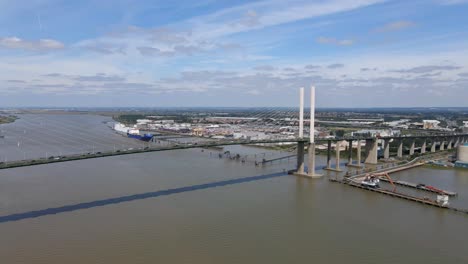 Puente-Queen-Elizabeth-Ii-En-Dartford-Cruzando-El-Río-Támesis,-Antena