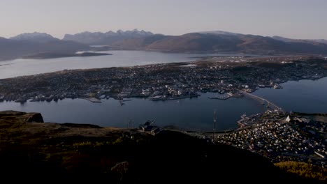 Impresionante-Paisaje-Sobre-El-Ascensor-De-La-Montaña-Y-Tromso-En-Noruega