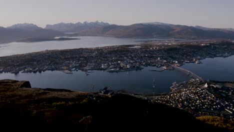 impresionante paisaje sobre fjellheisen y tromso en noruega