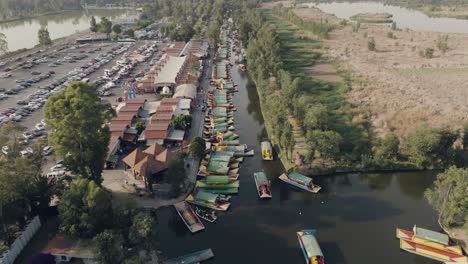 Pequeños-Barcos-Navegando-En-Un-Río-Infinito-Rodeado-De-Naturaleza-Verde,-Xochimilco,-Ciudad-De-México.