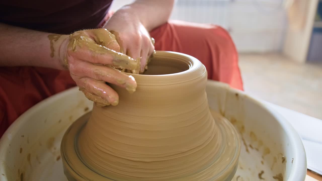 도자기 바 에 점토 를 형성 하는 사람