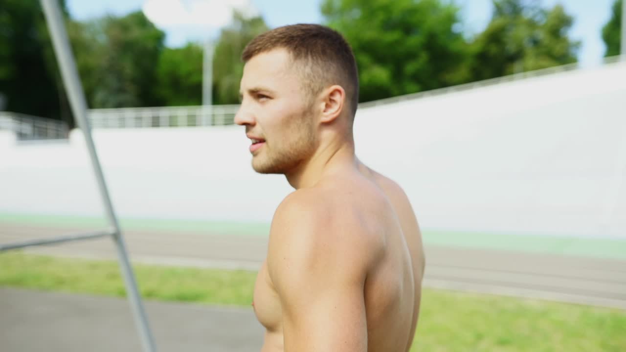 hombre sin camisa en la pista