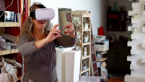 alfarera femenina madura usando auriculares de realidad virtual 4k