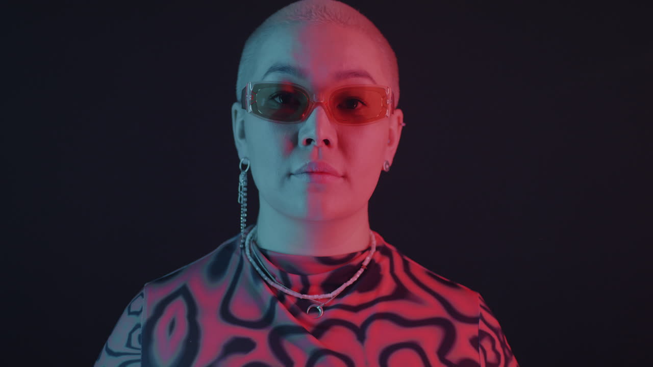 mujer elegante con iluminación de neón