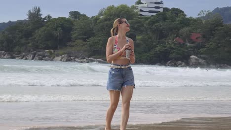 mujer disfrutando de una copa en la playa