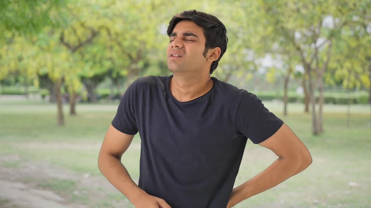 허리 통증을  ⁇ 고 있는 인도인