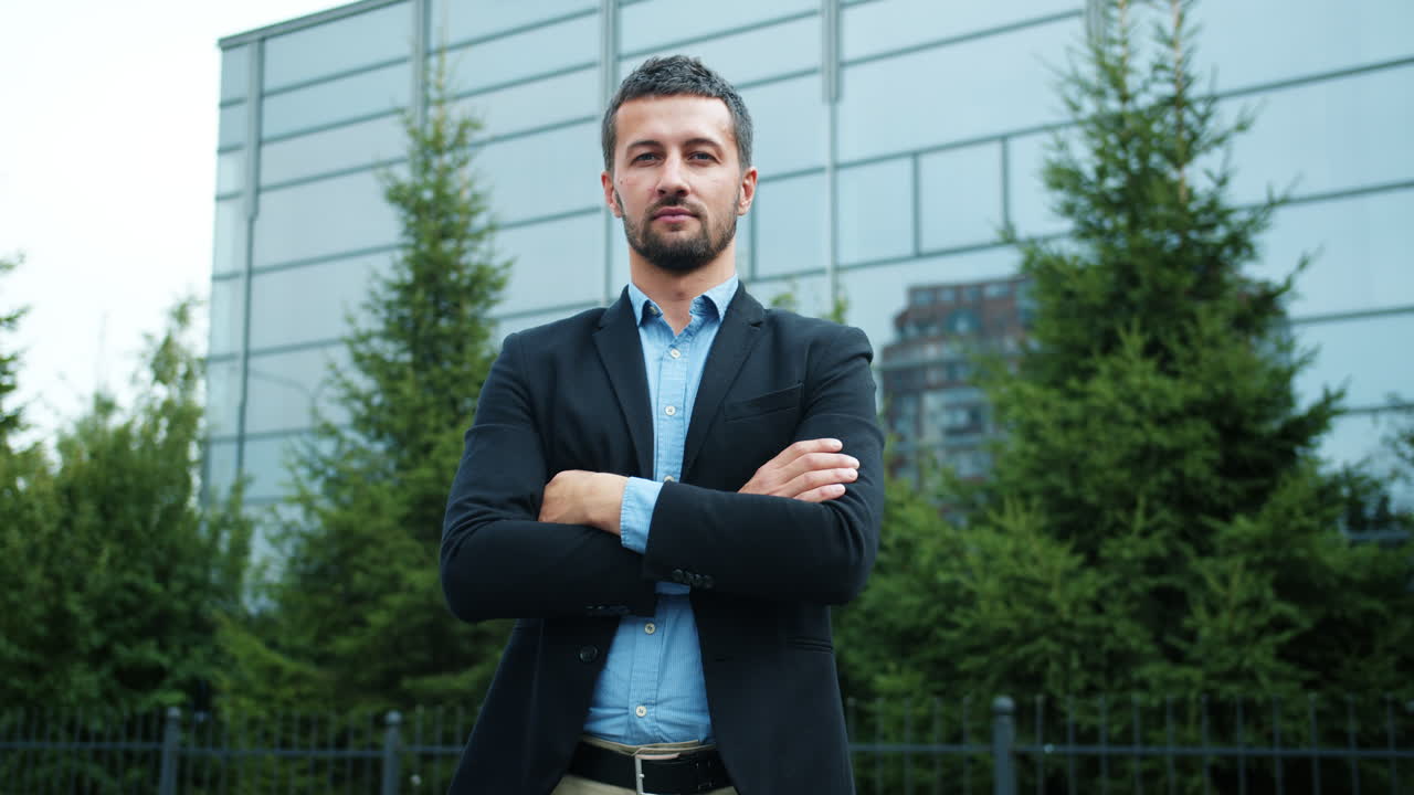 hombre de negocios frente a un edificio moderno