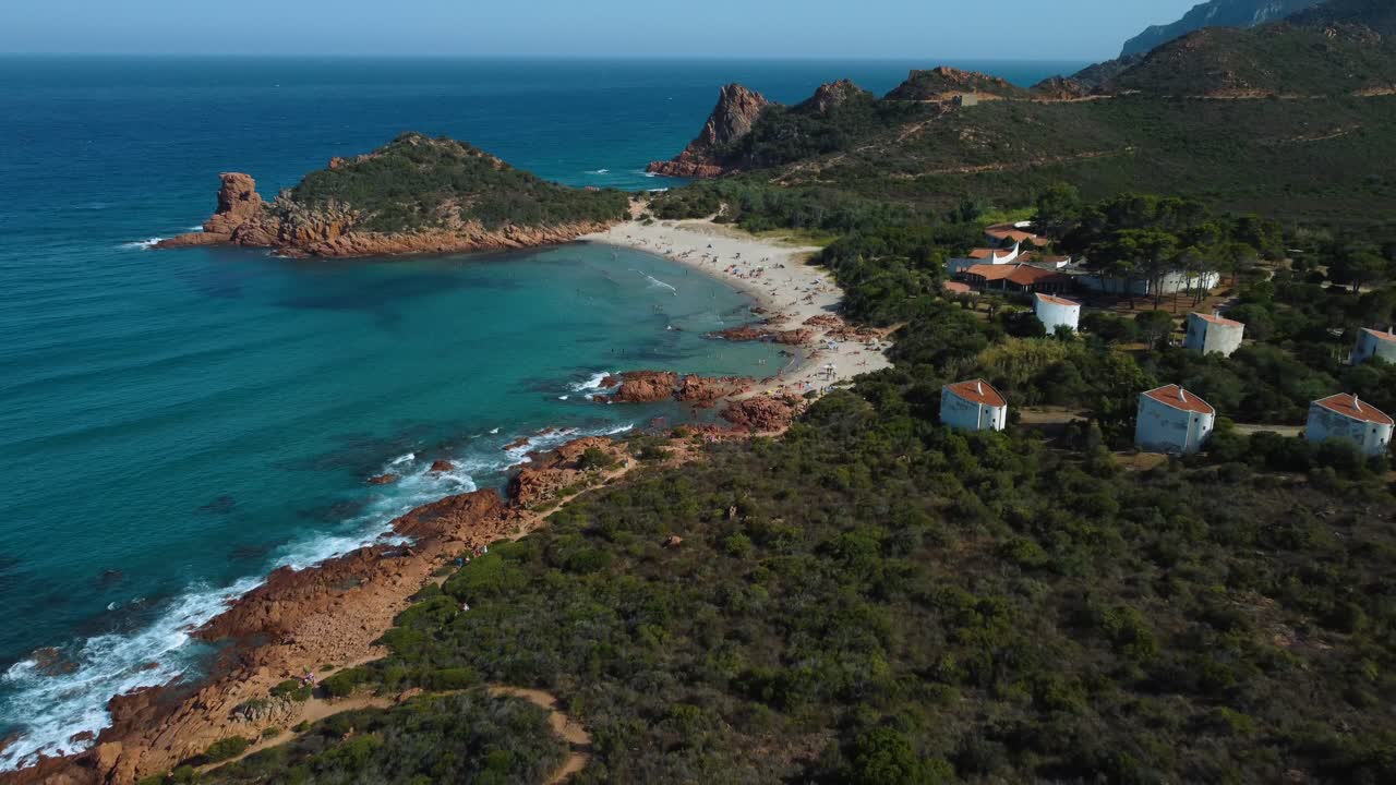 Idilliaca spiaggia di sabbia naturale e baia sabbiosa in Sardegna, Italia, con sole, acqua limpida blu turchese e calma, vicino a La Maddalena