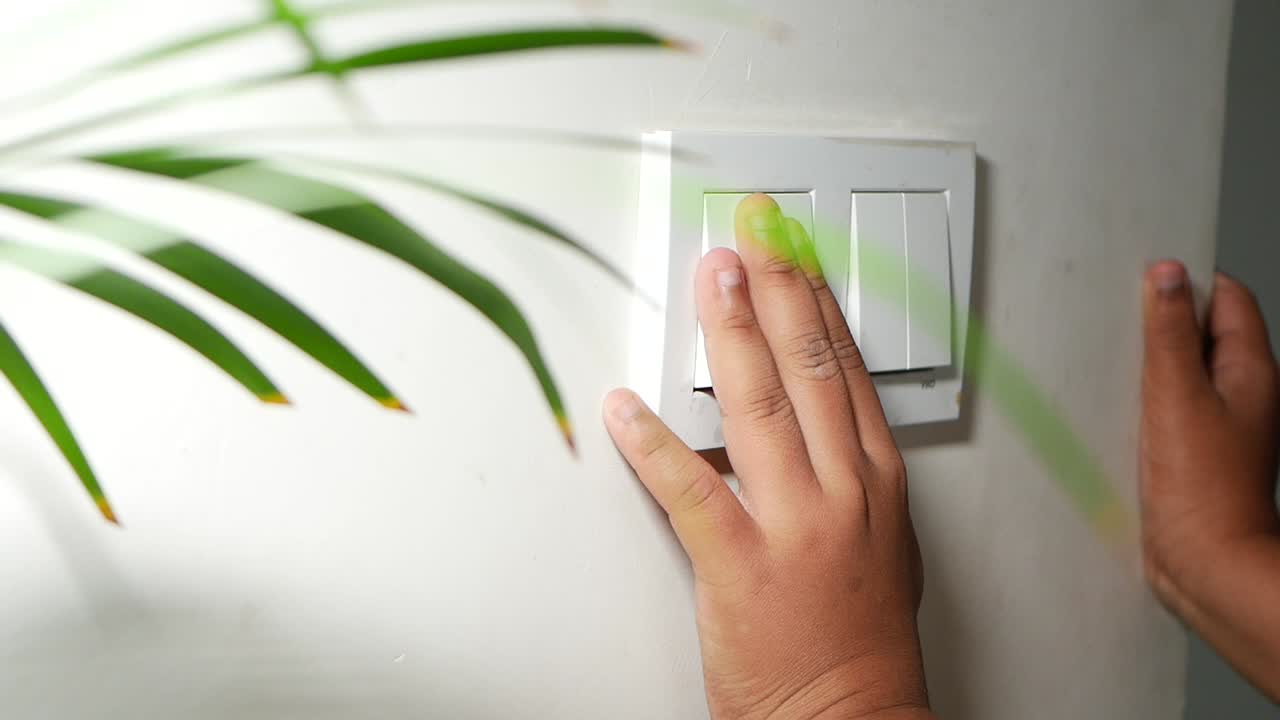 mano encendiendo un interruptor de luz