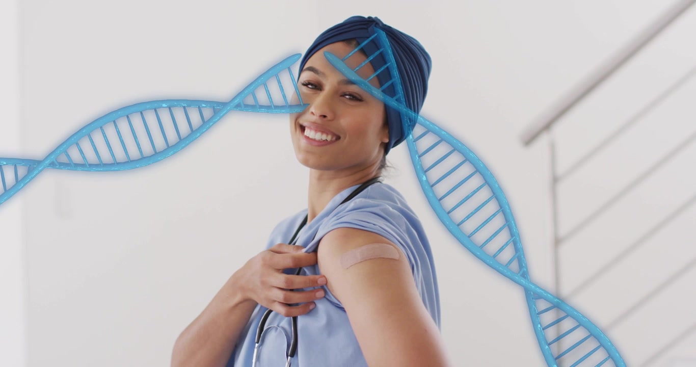 Video verticale: Un'infermiera si tira su la manica, mostrando una benda, e indica attraverso una doppia elica di DNA per promuovere un vaccino.