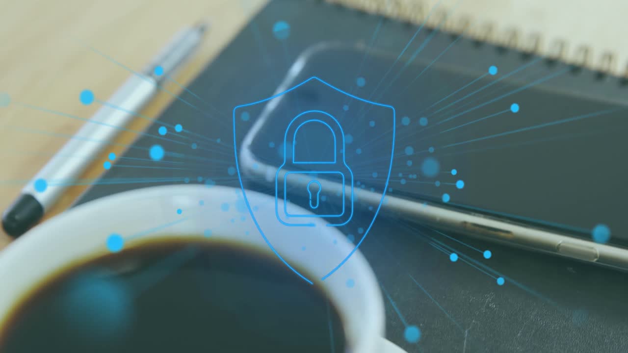 animación de candado en escudo sobre taza de café, bolígrafo y teléfono móvil en el bloc de notas