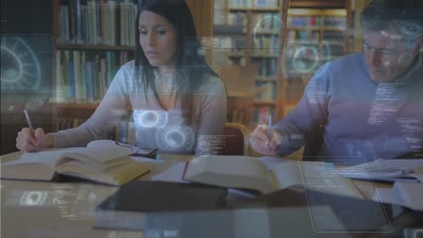 escáneres redondos y procesamiento de datos sobre una estudiante caucásica que estudia en la biblioteca de la universidad
