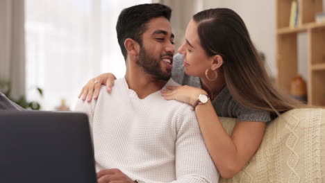 Paar,-Zuhause-Und-Laptop,-Während-Sie-Sich-Auf-Die-Arbeit-Freuen