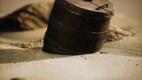 vieja canasta de madera en la arena en la playa