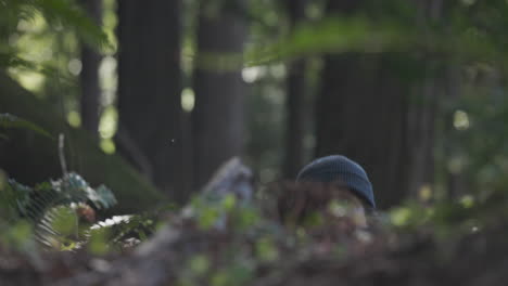 Erwachsener-Mann-Wirft-Ein-Messer-In-Den-Wald