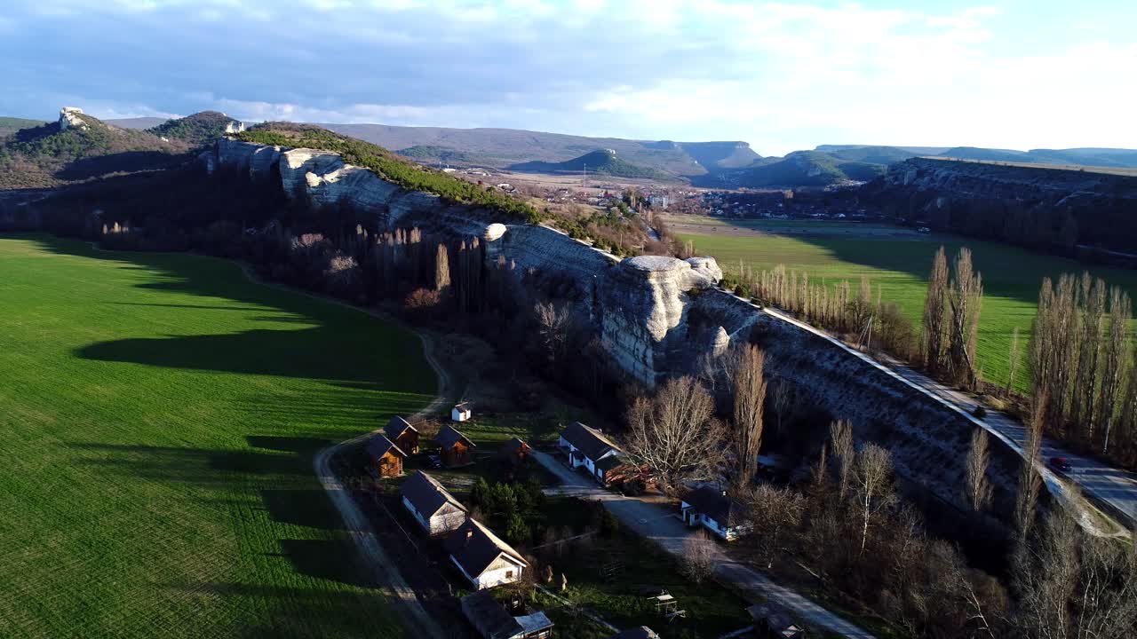 바위 절벽 이 있는 시골 계곡 의 공중 사진