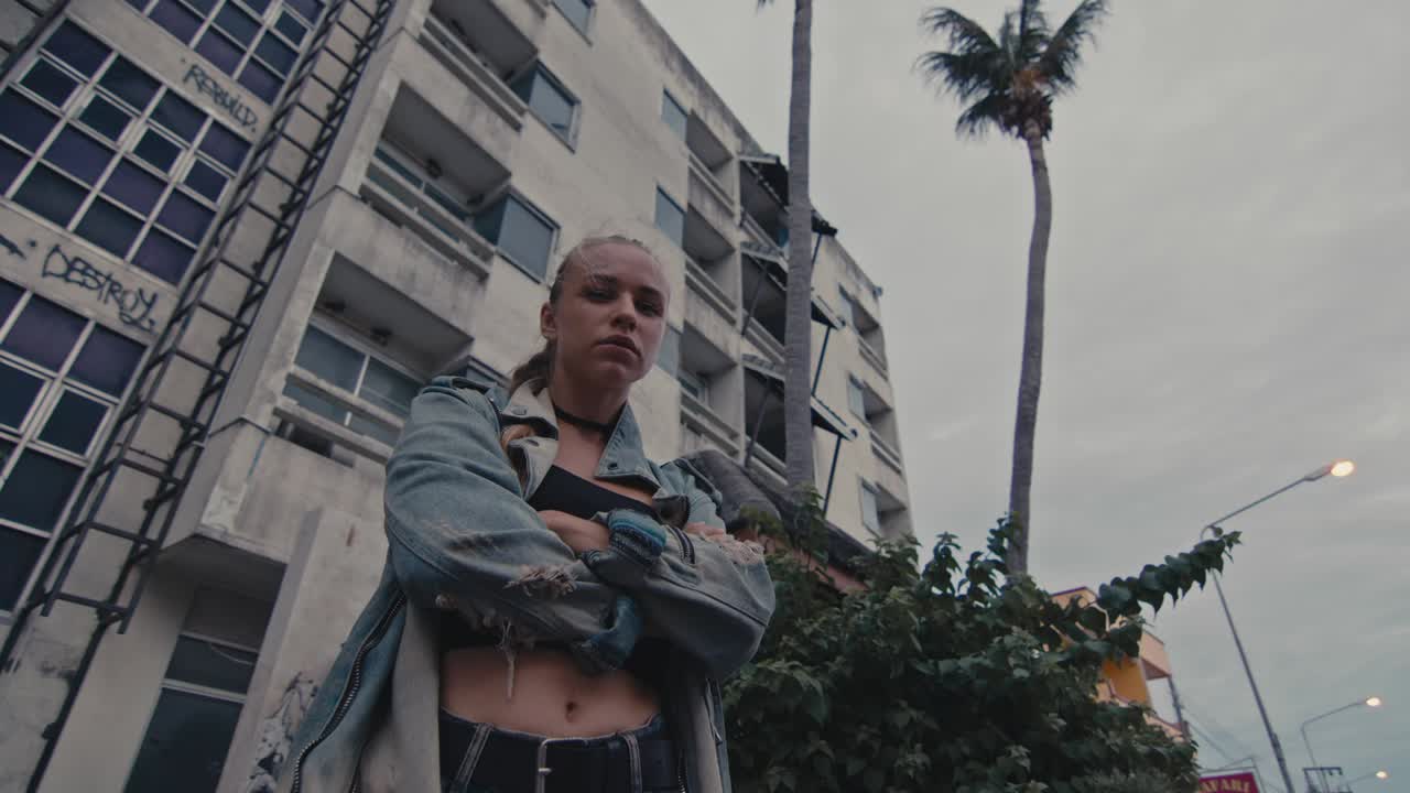 mujer joven en un entorno urbano