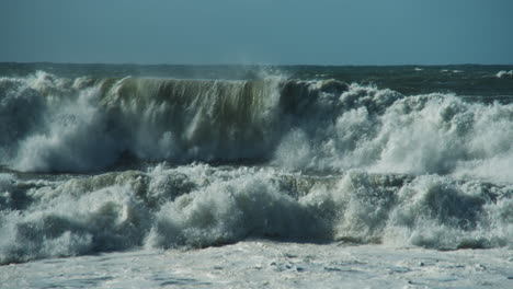 Sehr-Große-Wellen,-Die-Während-Eines-Gefährlichen-Wintergangs-In-Half-Moon-Bay,-Kalifornien,-Am-Ufer-Zusammenbrechen