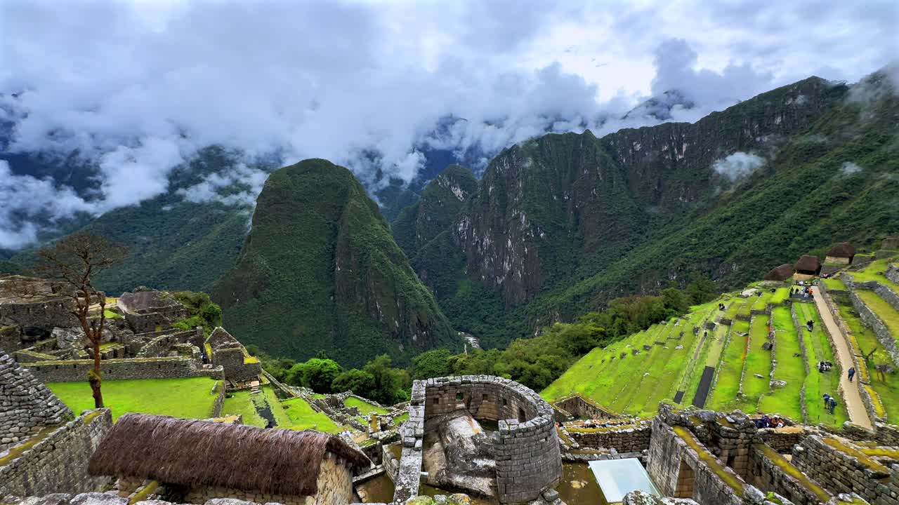 Circuito turistico di Machu Picchu, paesaggio con nebbia, vista soleggiata e nuvolosa, mattina, Perù, drone aereo, stagione delle piogge, giungla verde lussureggiante, Ande peruviane, storico tempio Inca, santuario, terrazze, movimento panoramico verso destra