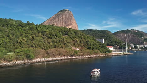 Aerial-Shot-of-Sugarloaf-Mountain-and-Boat-in-Guanabara-Bay-in-Rio-De-Janeiro,-Brazil