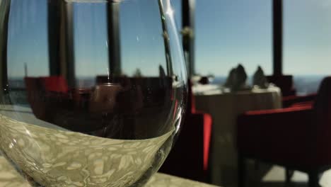 restaurante de gran altura con vistas a la ciudad