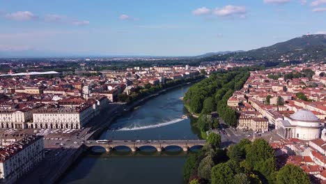 Toma-Aérea-Del-Río-Po-En-Turín,-Italia