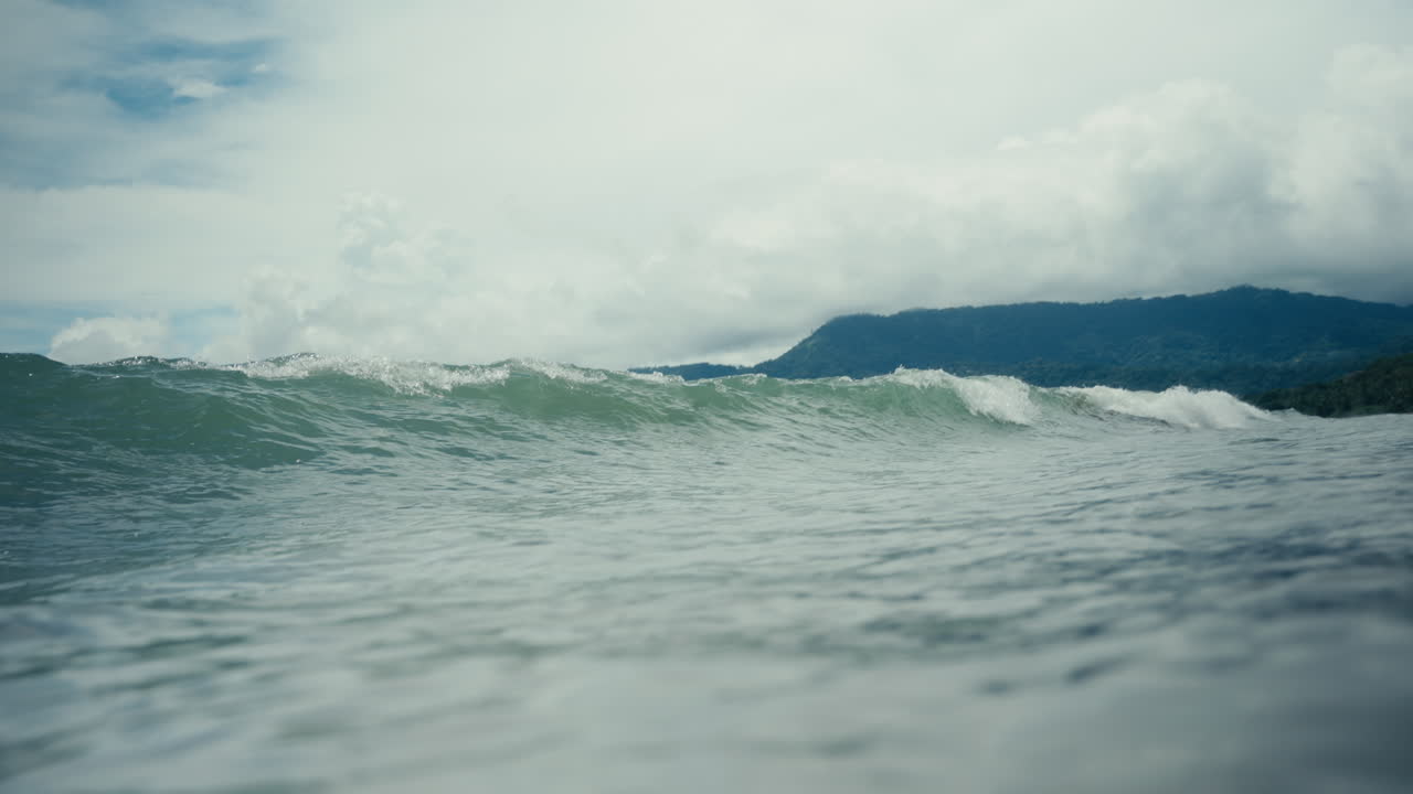 해안에 부히는 파도